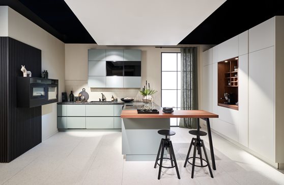 Greeploze keuken in de kleur eucalyptus in combinatie met een witte kastenwand